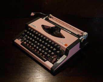 Pink Typewriter OLYMPIA TRAVELLER Vintage Typewriter Working 70s Typewriter with case Made in Western Germany Birthday gifts for student