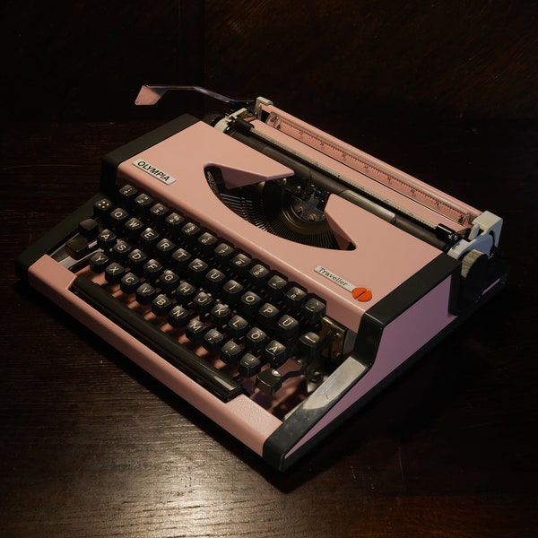 Machine à écrire rose OLYMPIA TRAVELLER machine à écrire vintage des années 70 avec étui Fabriqué en Allemagne de l'ouest Cadeaux d'anniversaire pour étudiant