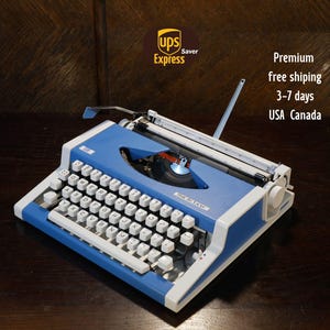 80s UNIS tbm de Luxe Typewriter  QWERTZ vintage portable blue  working like new.