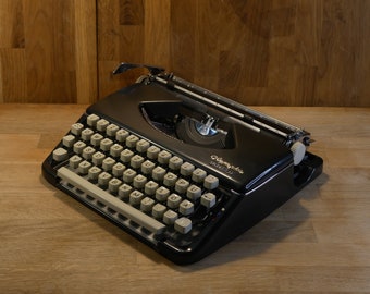 Schreibmaschine Olympia Splendid 66 Schwarz Vintage Schreibmaschine im Koffer 60er Jahre Klassiches Schreibmaschine Ausgefallenes Geschenk für Schreiber Portable Typewriter