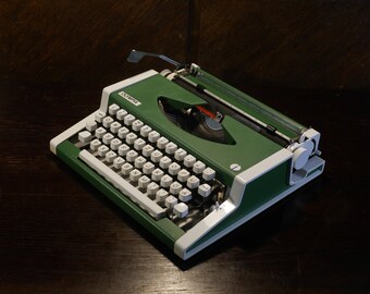 OLYMPIA TRAVELLER de Luxe Vintage Green Typewriter 70s Working condition Made in Western Germany Manual Typewriter with case Birthday gifts