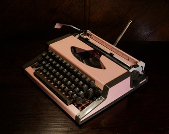 Pink Typewriter OLYMPIA TRAVELLER Vintage Typewriter Working 70s Typewriter with case Made in Western Germany Birthday gifts for student