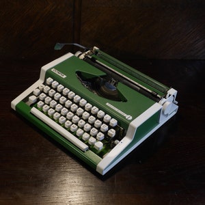 OLYMPIA TRAVELLER de Luxe Vintage Green Typewriter 70s Working condition Made in Western Germany Manual Typewriter with case Birthday gifts