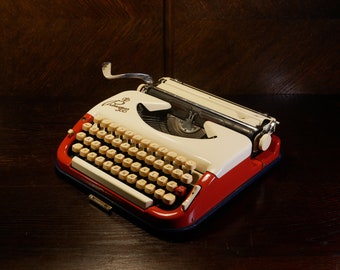 Vintage-Schreibmaschine Princess 300. Geburtstagsgeschenke für Schriftsteller. Ungewöhnliches Geschenk. Rote Schreibmaschine mit cremefarbenem Oberteil. Handbetriebene Schreibmaschine mit Koffer