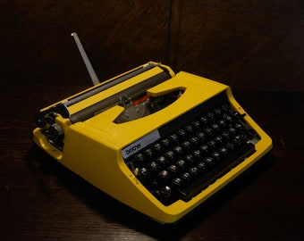 Typewriter Brother Deluxe 800 Vintage portable Typewriter Made in Japan Classic Typewriter Working Typewriter with Case Yellow typewriter