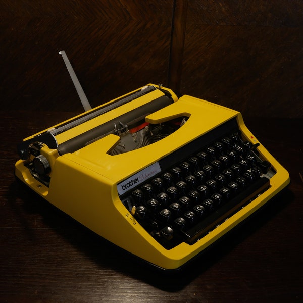 Typewriter Brother Deluxe 800 Vintage portable Typewriter Made in Japan Classic Typewriter Working Typewriter with Case Yellow typewriter