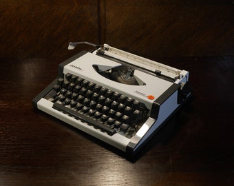 OLYMPIA TRAVELER Vintage Schreibmaschine 70er Jahre Vintage Schreibmaschine Made in Western Germany Geburtstag Weiße Schreibmaschine mit Koffer und Farbband