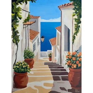 Puede incluir: Pintura acrílica de un callejón mediterráneo soleado. Edificios blancos con tejados de tejas naranjas bordean una calle escalonada. Macetas de terracota contienen plantas con flores. Una farola vintage cuelga de la pared. Firmado "DV 2025".