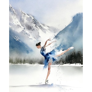 Op de afbeelding: Aquarel schilderij van een kunstschaatser in een blauwe jurk, tegen een achtergrond van besneeuwde bergen en een bevroren meer. De schaatser is in beweging, met één been uitgestrekt en armen uitgestrekt. Het kunstwerk gebruikt tinten blauw, wit en grijs.