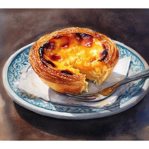 Puede incluir: Acuarela de una tarta de crema portuguesa, o pastel de nata, sobre una servilleta blanca y un plato con dibujos azules y blancos. Un tenedor descansa junto a la pastelería, que tiene una corteza dorada y escamosa y un relleno cremoso.