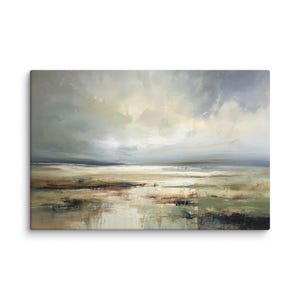 Op de afbeelding: Een abstract landschapsschilderij op canvas. Het kunstwerk heeft een gedempt kleurenpalet van beige, groen en grijs, dat een serene kustscène weergeeft met een bewolkte lucht en reflecterend water. De penseelstreken creëren een textuureffect.