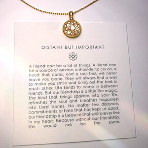 Delicata collana a forma di fiore con biglietto di auguri per amica donna in argento sterling 925 con pietra di luna rivestita in oro 18k, gioielli semi-fini di Sunneli