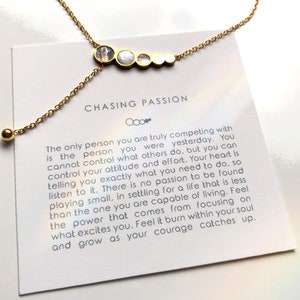 Delicata collana con ciondolo con biglietto di auguri per donne Collana amica Tribe rivestita in oro 18k Gioielli impermeabili Chasing Passion di Sunneli