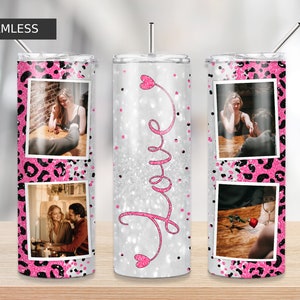 Könnte beinhalten: Drei Edelstahlbecher mit einem weißen Glitzerfinish und rosa Glitzerakzenten. Die Becher haben ein Leopardenmuster und Fotos von Paaren. Der mittlere Becher hat das Wort "Love" in rosa Glitzer geschrieben.