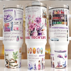 Könnte beinhalten: Drei weiße Edelstahlbecher mit unterschiedlichen Designs. Der erste Becher zeigt ein Aquarelldesign mit Blumen und Nagellackflaschen mit dem Text "Nail Tech' Life". Der zweite Becher zeigt ein Design mit einem Nagelstudiostuhl, einer Topfpflanze und dem Text "Kreativität". Der dritte Becher zeigt ein Design mit Nagellackflaschen, einer Nagellampe und dem Text "Künstlerische Gestaltung".