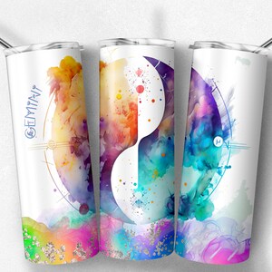 Puede incluir: Tres vasos de acero inoxidable con fondo blanco y un diseño de acuarela colorido. El diseño presenta un símbolo yin yang con un signo del zodíaco, Géminis, en el centro. Los vasos son perfectos para contener bebidas calientes o frías.