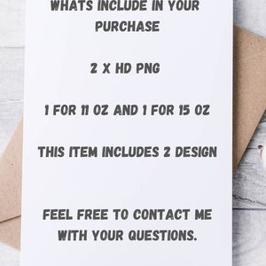 Op de afbeelding: Een witte kaart met zwarte tekst die "WHATS INCLUDE IN YOUR PURCHASE" zegt en het volgende opsomt: "2 X HD PNG", "1 FOR 11 OZ AND 1 FOR 15 OZ", "THIS ITEM INCLUDES 2 DESIGN", "FEEL FREE TO CONTACT ME WITH YOUR QUESTIONS."