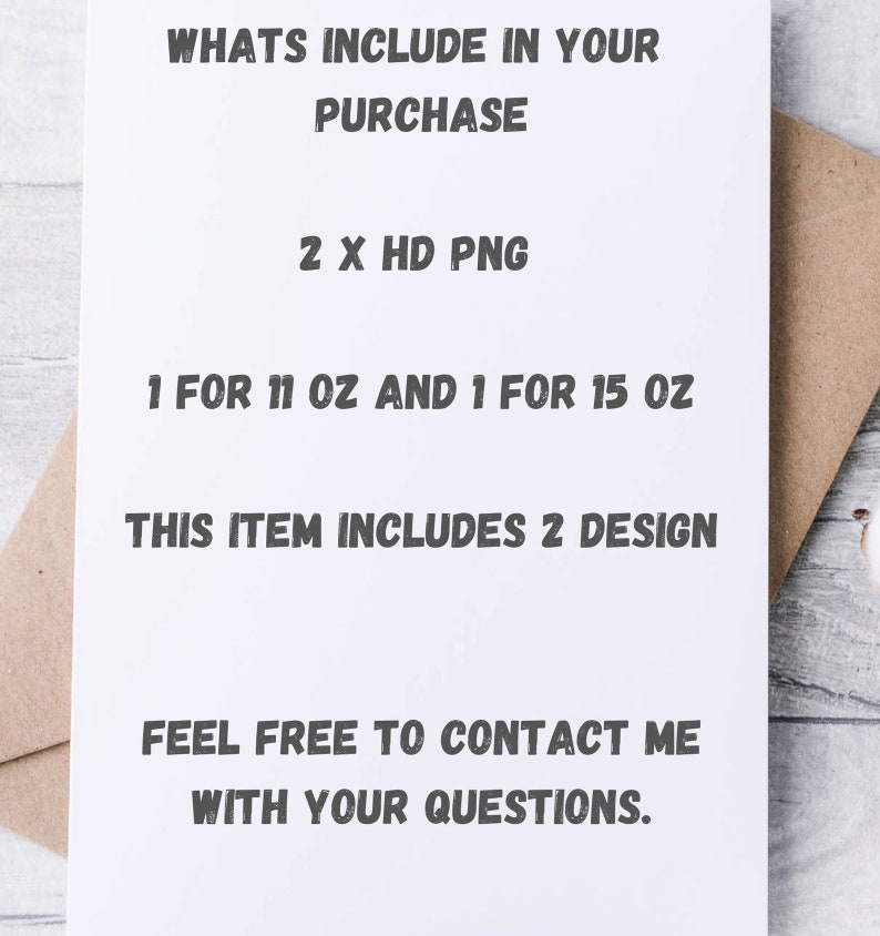 Op de afbeelding: Een witte kaart met zwarte tekst die "WHATS INCLUDE IN YOUR PURCHASE" zegt en het volgende opsomt: "2 X HD PNG", "1 FOR 11 OZ AND 1 FOR 15 OZ", "THIS ITEM INCLUDES 2 DESIGN", "FEEL FREE TO CONTACT ME WITH YOUR QUESTIONS."