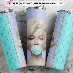 Puede incluir: Un vaso de color turquesa y blanco con un patrón de diamante y un fondo de purpurina blanca. El vaso presenta un retrato de Marilyn Monroe soplando una burbuja. El texto "FREE AMAZING TUMBLER DESIGN INCLUDED" está en la parte superior de la imagen.