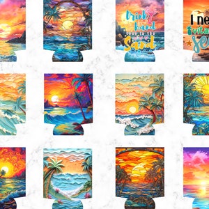 Op de afbeelding: Set van 10 kleurrijke blikjeskoelers met een zonsondergang over de oceaan met palmbomen in de stijl van een glas-in-loodraam. De ontwerpen bevatten zinnen als "Drink in your own hard sun in the sand" en "I need vitamin sea".