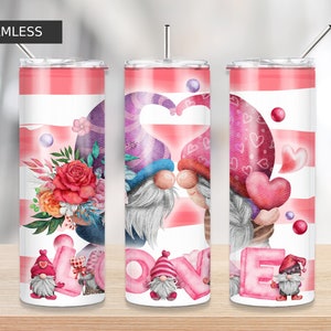 Puede incluir: Tres vasos de acero inoxidable con fondo a rayas rosa y blanco. Cada vaso presenta un diseño diferente con gnomos, corazones y flores. Los vasos son perfectos para el Día de San Valentín.