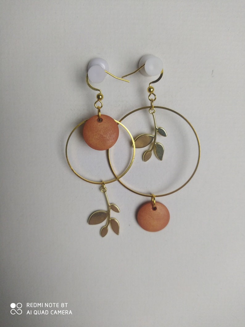 Boucles D'oreilles Pendantes Asymétriques Plumes Marron Et Blanc Rayé - ILE Ø PERLES