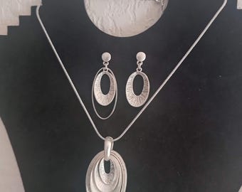 Set di gioielli con collana e orecchini asimmetrici
