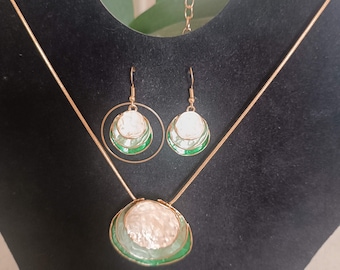 Set di gioielli, collana con pendente e orecchini asimmetrici
