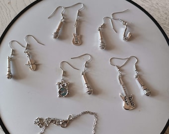 Set di bracciale e orecchini asimmetrici