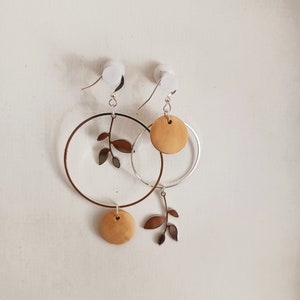 Asymmetrical earrings naturel