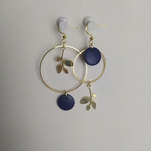 Boucles d'oreilles asymétriques Bleu Marine