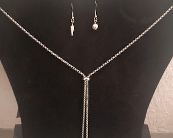 Set di collana e orecchini asimmetrici