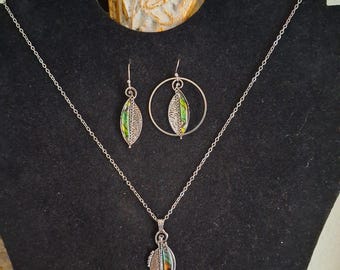 Parure di gioielli, collana e orecchini asimmetrici