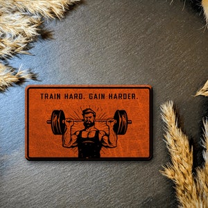 Train Hard - Echtleder-Patch mit Lasergravur, anpassbarer Farbe und wählbarer Rückseite