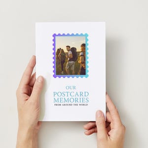 Album de voyage personnalisé avec carte postale numérique - couverture bleu clair. Cadeau attentionné pour partager des souvenirs