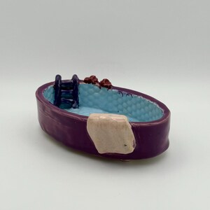 Handgemachte Keramik-Seifenschale im Pool-Design