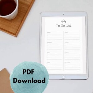 Könnte beinhalten: Ein digitales Tablet zeigt eine Vorlage für eine "Wochen-To-Do-Liste". Eine Tasse Kaffee steht auf einem Holztablett. Ein hellblauer Kreis mit dem Text "PDF Download" befindet sich im Vordergrund. Das Thema ist Produktivität und Organisation.