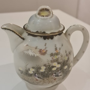 Antique Kutani Meiji Japanese Porcelain Teapot