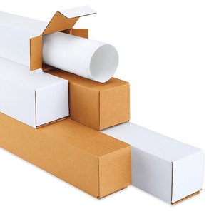 Peut inclure: Un ensemble de quatre tubes d'exp&eacute;dition en carton, deux sont bruns et deux sont blancs. Les tubes sont empil&eacute;s les uns sur les autres, le tube du haut &eacute;tant ouvert et contenant un tube d'exp&eacute;dition blanc.