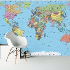K&ouml;nnte beinhalten: Eine farbenfrohe Weltkarte Wandbild mit blauem Hintergrund und einem Gittermuster. Die Karte zeigt die Kontinente Nordamerika, S&uuml;damerika, Europa, Asien, Afrika, Australien und die Antarktis. Die Karte ist auf einem gro&szlig;en Blatt Papier gedruckt und eignet sich zum Aufh&auml;ngen an einer Wand.