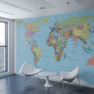 K&ouml;nnte beinhalten: Eine hellblaue Weltkarte Tapete Wandbild mit L&auml;ndergrenzen und Namen, die eine Wand in einem modernen B&uuml;ro mit zwei wei&szlig;en St&uuml;hlen und einem wei&szlig;en Tisch bedeckt.