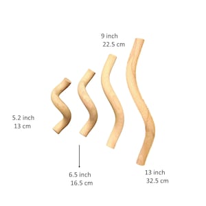 Op de afbeelding: Vier houten stiften van verschillende lengtes, elk met een gebogen, S-vormig ontwerp. De stiften zijn 13 cm, 16,5 cm, 22,5 cm en 32,5 cm lang.