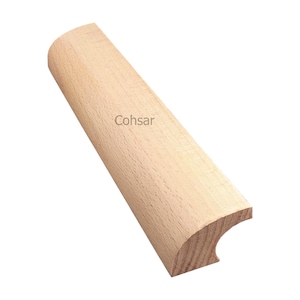 Puede incluir: Un pasamanos de madera marrón claro con un borde redondeado y una ligera curva en el extremo. El pasamanos está hecho de madera sin tratar y tiene un patrón de veta natural. El texto "Cohsar" está impreso en el pasamanos.