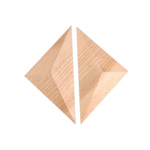 Puede incluir: Dos piezas de rompecabezas de madera en forma de diamante, cada una con una forma única, encajan para formar un diamante más grande.