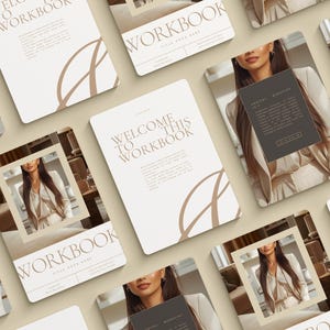Op de afbeelding: Een bovenaanzicht van verschillende werkboeken met een minimalistisch ontwerp. De covers zijn gebroken wit met bruine tekst en decoratieve lijnen. Sommige werkboeken tonen een vrouw in een blazer. De tekst luidt "Welcome to this Workbook" en "Workbook".