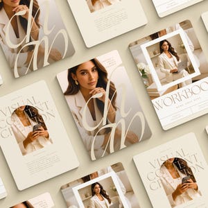 Op de afbeelding: Een verzameling crèmekleurige werkboeken en kaarten met een vrouw in een wit pak. De tekst op de kaarten luidt "Visual Content Creation" en "Workbook". Het ontwerp heeft elegante typografie en een zacht, neutraal kleurenpalet.