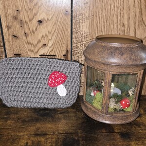 Monedero/bolso pequeño de ganchillo con forma de hongo/seta