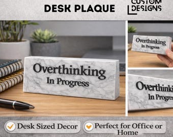 Placa de escritorio "Pensando demasiado en progreso": decoración de oficina impresa en mármol en 3D, letrero con humor sarcástico