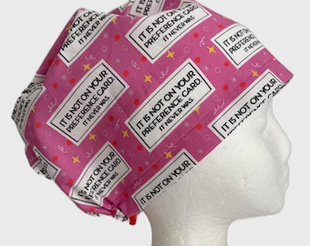 Gorro quirúrgico estilo europeo con un toque atrevido: estampado "No está en tu tarjeta de preferencias", cierre ajustable.