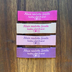 Kledinglabels voor gebreide kleding: 15 mm hoog, 60 mm lang. 4 stuks Katoen. 4 verschillende kleuren per set.